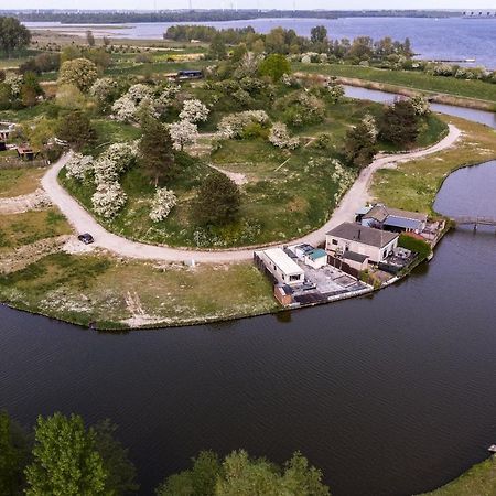 Villa Carafun Aan Het Water Ooltgensplaat Esterno foto