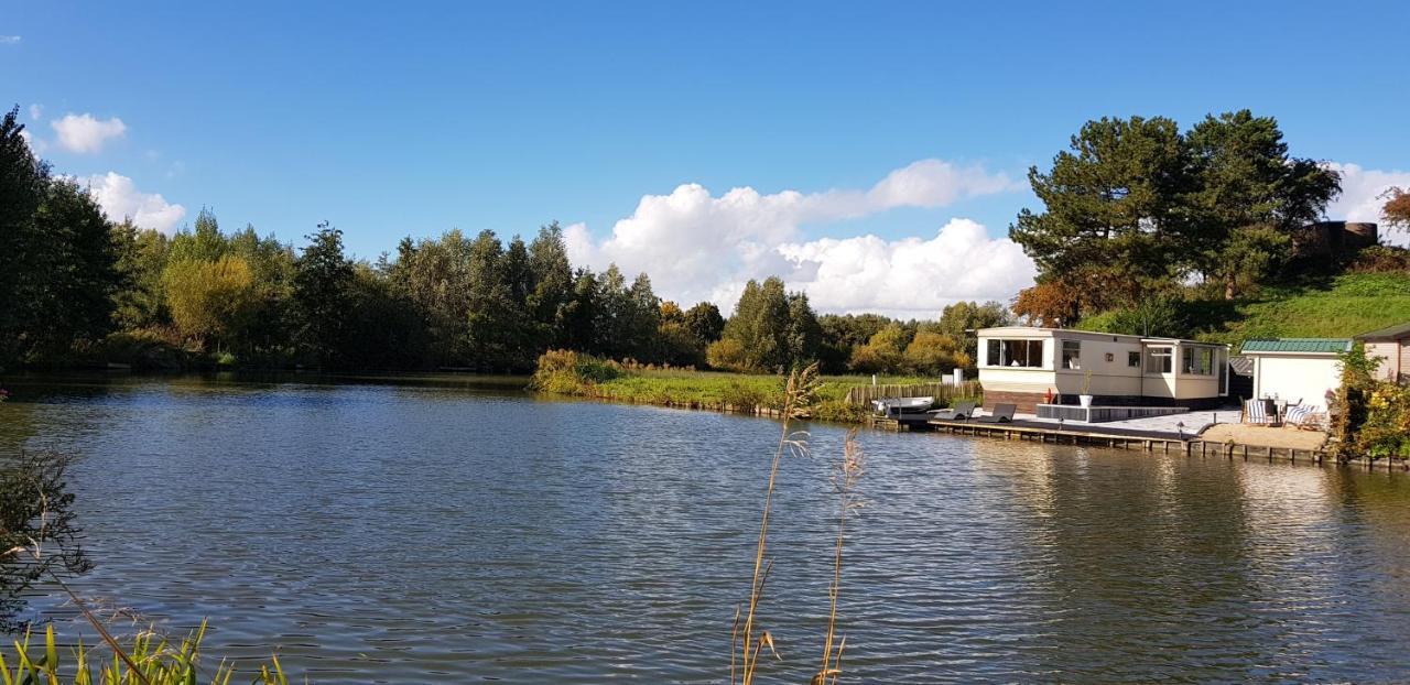 Villa Carafun Aan Het Water Ooltgensplaat Esterno foto