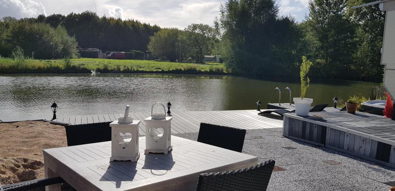 Villa Carafun Aan Het Water Ooltgensplaat Esterno foto