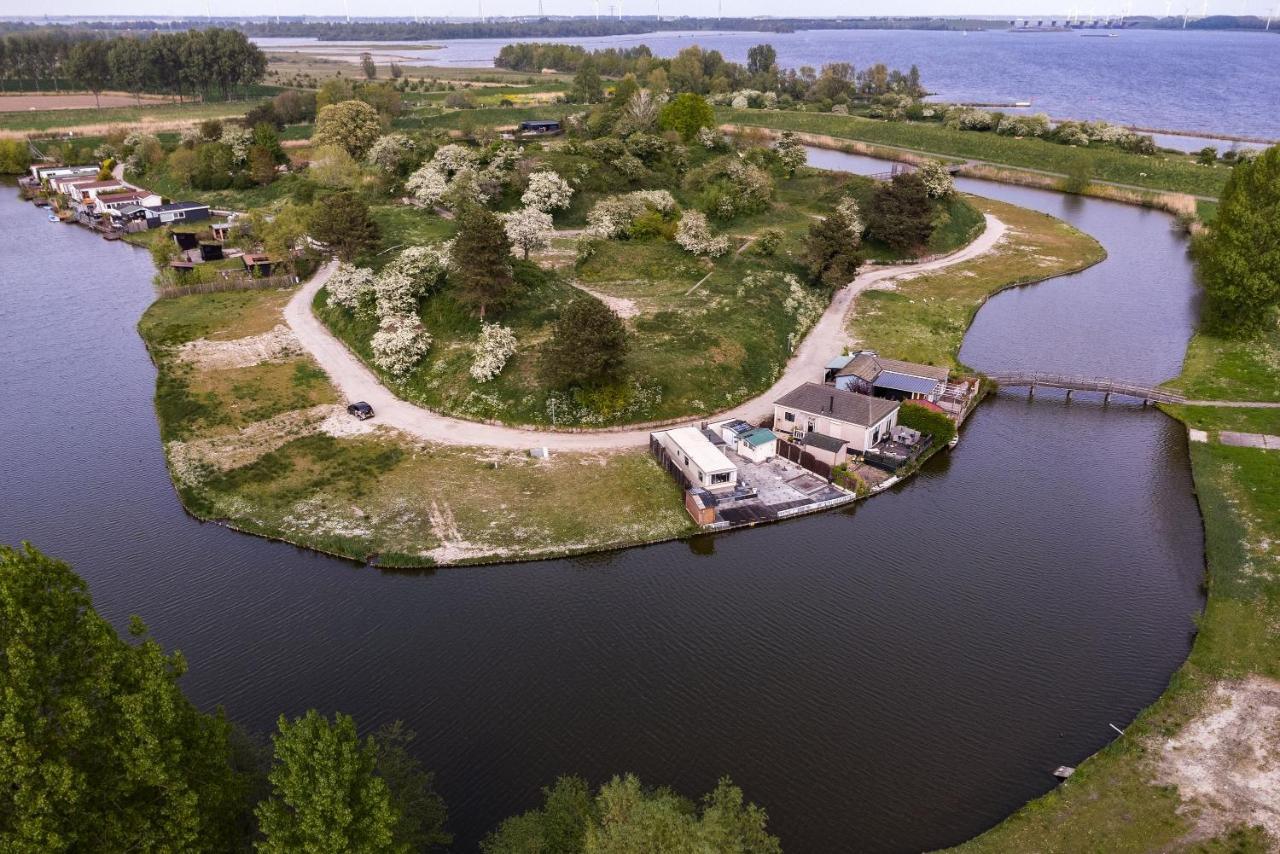 Villa Carafun Aan Het Water Ooltgensplaat Esterno foto